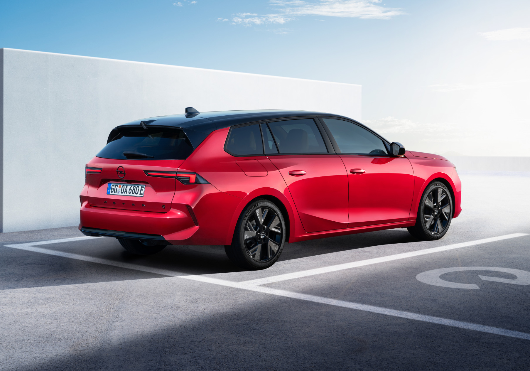 Opel astra electric sports tourer levering